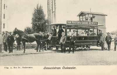 818355 Afbeelding van de paardentram te Oudewater die reed naar het Station Oudewater (Papekop) aan de spoorlijn ...